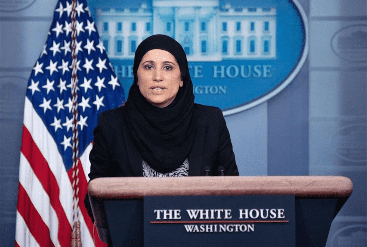 لأول مرة.. مسؤولة أمريكية محجبة تخاطب الأمريكيين في الإيجاز الصحفي للبيت الأبيض