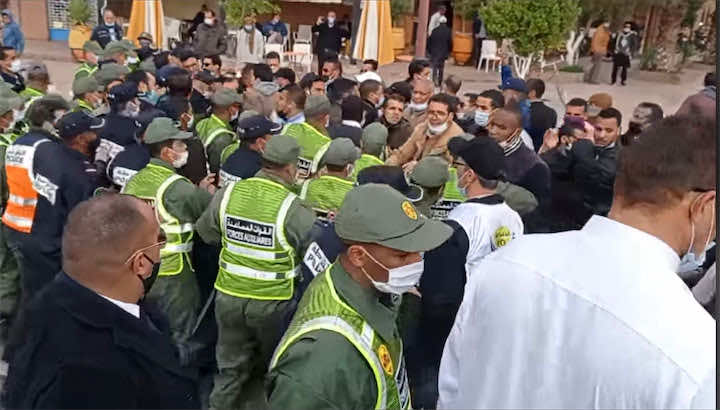 زاكورة.. الأساتذة يستقبلون "أمزازي" بالاحتجاجات والأمن يتدخل لتفريق وقفتهم- صور