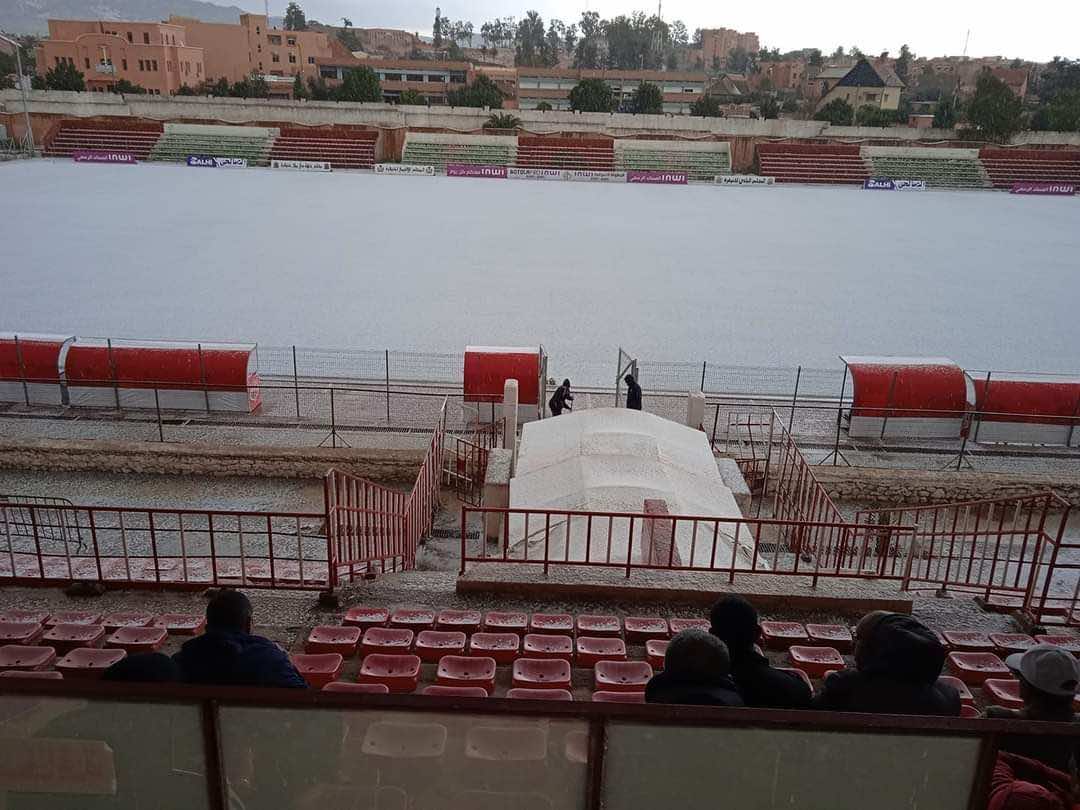 في سابقة هي الأولى من نوعها بالمغرب..  الثلوج توقف مباراة في البطولة الاحترافية
