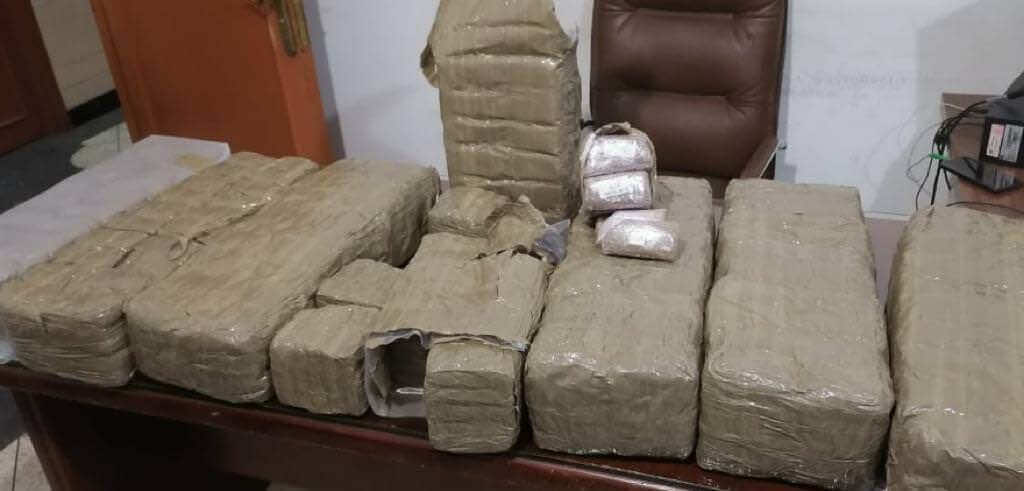توقيف 3 أشخاص وحجز 90 كيلو من مخدر الشيرا داخل سيارتين وسط طنجة- صورة