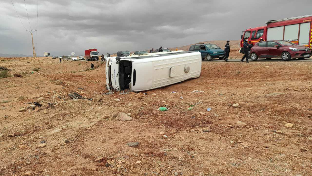 مقتل شخص واحد وإصابة آخرين في انقلاب سيارة لنقل العمال المنجميين -صور