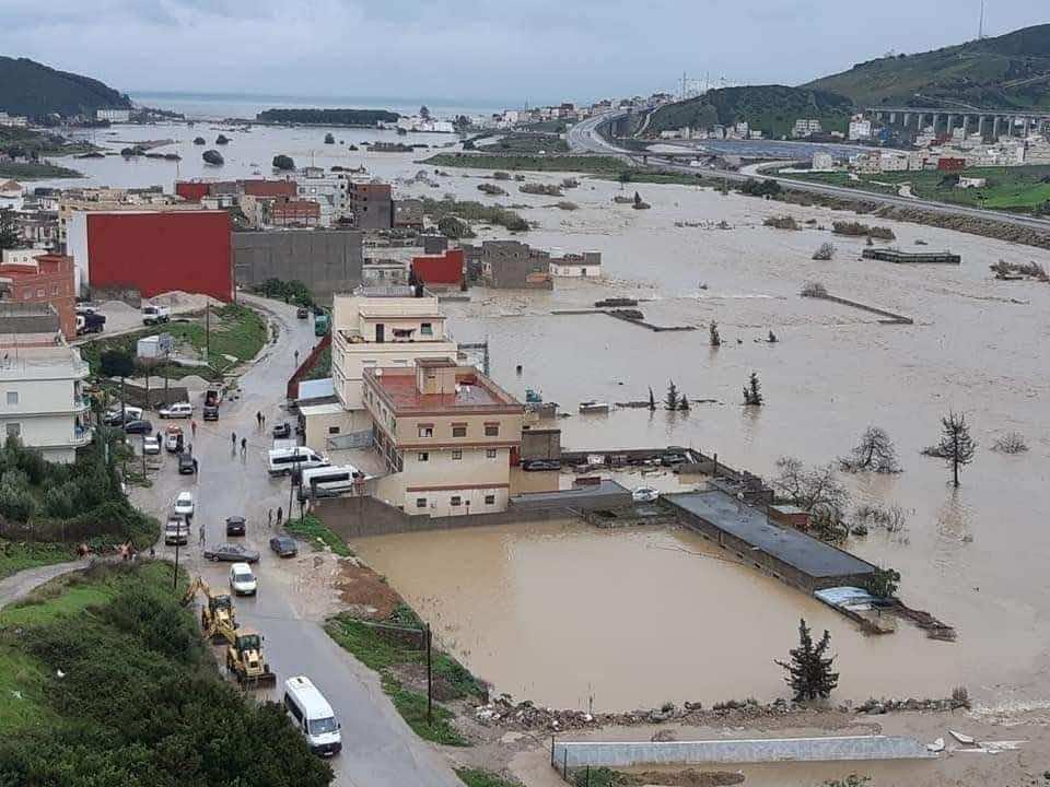 السيول تغمر مدينة "القصر الصغير" وأنباء عن غرق أحد المواطنين
