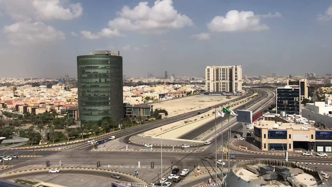 دوي انفجارات قوية في مدينة الظهران السعودية.. والحوثيون  يعلنون استهدافها بـ8 صواريخ باليستية