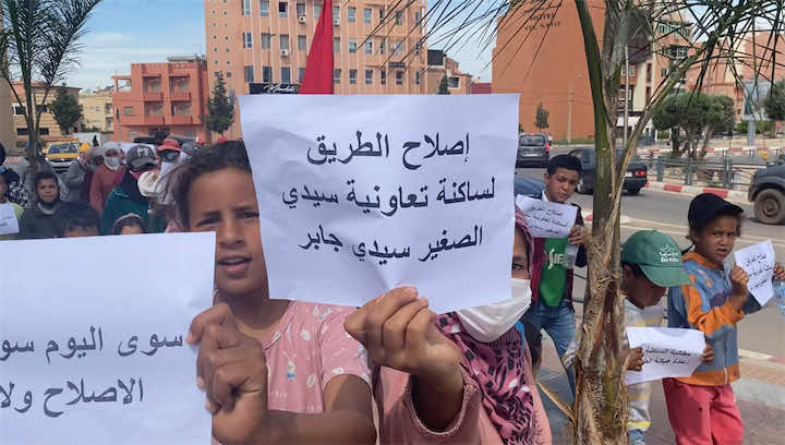 قطعوا 25 كيلومترا على الأقدام.. مواطنون وأطفال يطالبون بإصلاح الطريق ضواحي بني ملال- صور