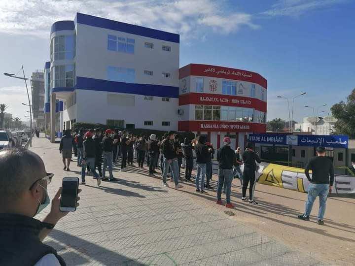 جماهير حسنية أكادير تحتج على سوء التسيير وتطالب بالتغيير