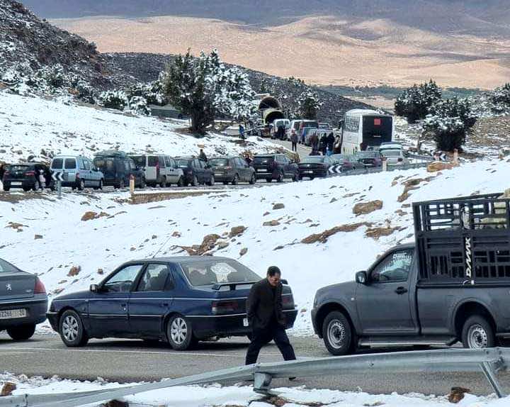 وسط الثلوج.. مئات المواطنين عالقون في طريق الراشيدية-ميدلت بسبب حادث مروري -فيديو