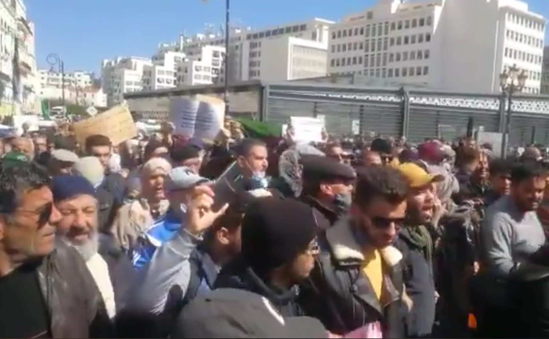الجزائريون يحتجون في العاصمة ومطالب بتغيير جذري للنظام