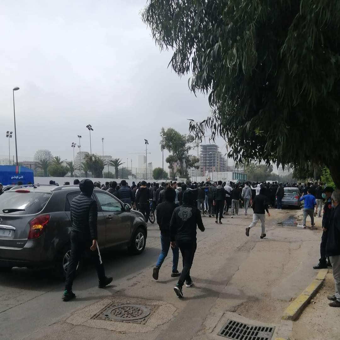 بداية توافد الجماهير الرجاوية على الوازيس واستنفار أمني كبير أمام الملعب