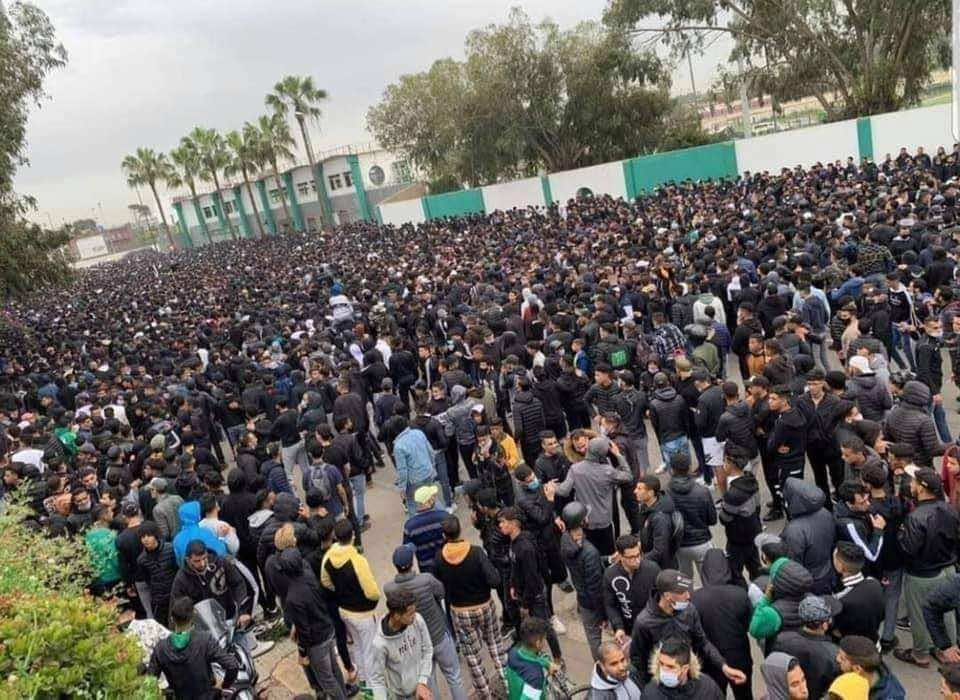 "الكورفاسود" تنجح في تنظيم وقفة احتجاجية طالبت فيها برحيل إدارة الرجاء والمدرب