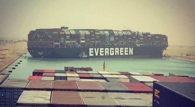 السلطات المصرية تقرر احتجاز طاقم سفينة Evergreen للتحقيق