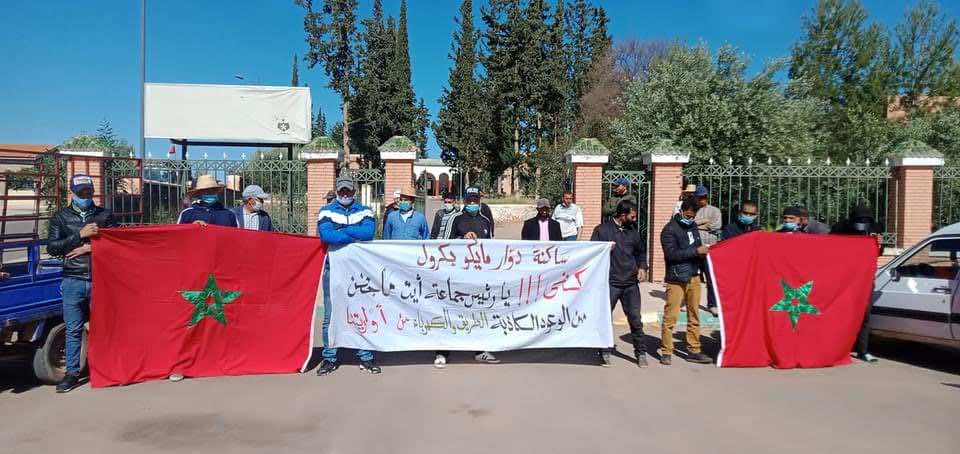 دمنات.. محتجون يطالبون بالطريق والكهرباء: خمس سنوات ونحن ننتظر- صور
