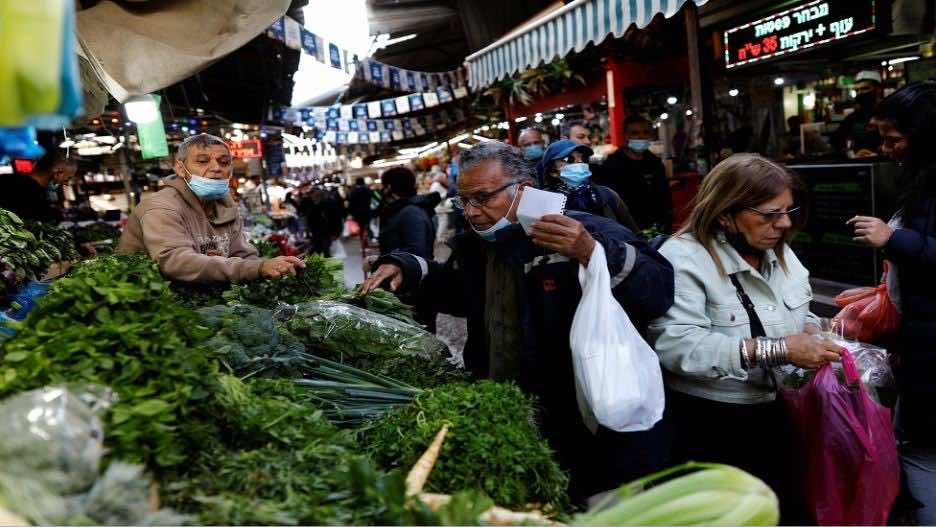 إسرائيل... أول دولة في العالم تلغي إجبارية لبس الكمامة