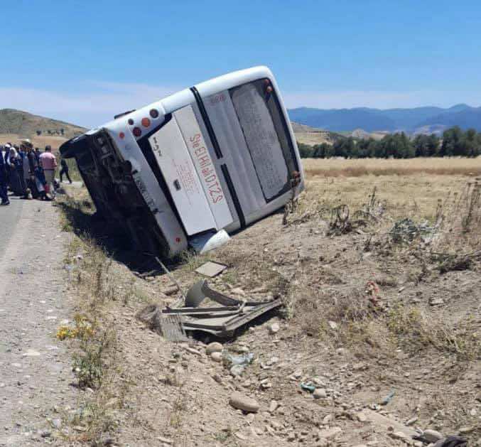 حرب الطرق... انقلاب حافلة لنقل الركاب يخلف حوالي 20 جريحاً ضواحي تازة - صورة