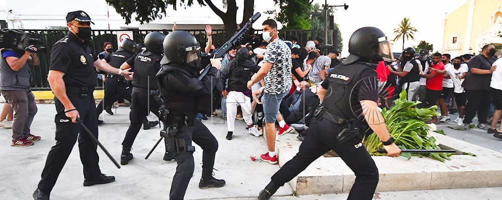 مواجهات عنيفة بين الشرطة الإسبانية ومغاربة سبتة بسبب زعيم حزب VOX