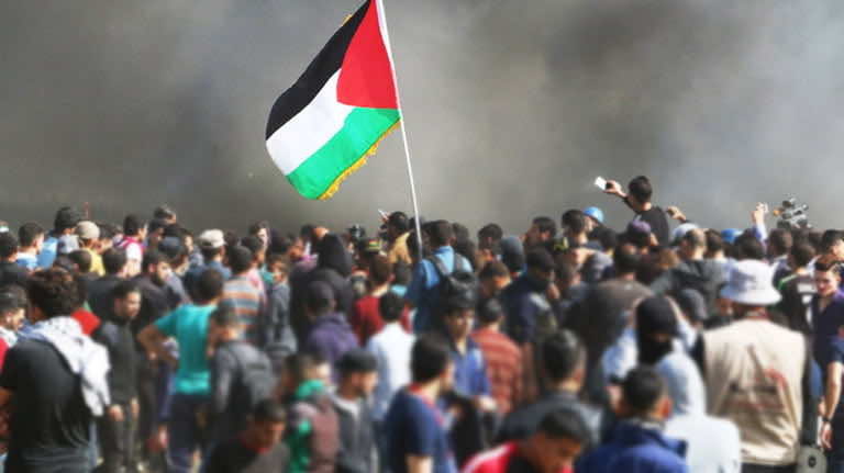 الفلسطينيون يئنون تحت "رقابة" مواقع التواصل الاجتماعي بينما الاعتداءات مستمرة
