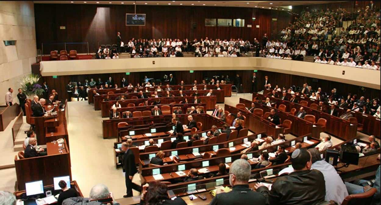 فوضى وشتائم وطرد أعضاء خلال تنصيب الحكومة الإسرائيلية بالكنيست
