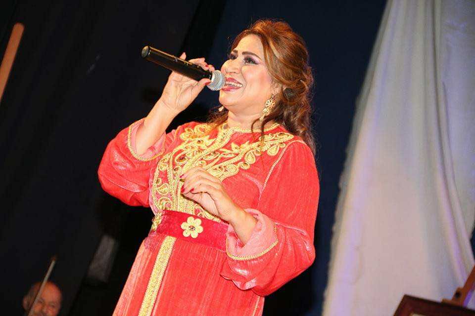 بعد 33 سنة من الانقطاع عن الدراسة... فنانة مغربية تنال شهادة البكالوريا