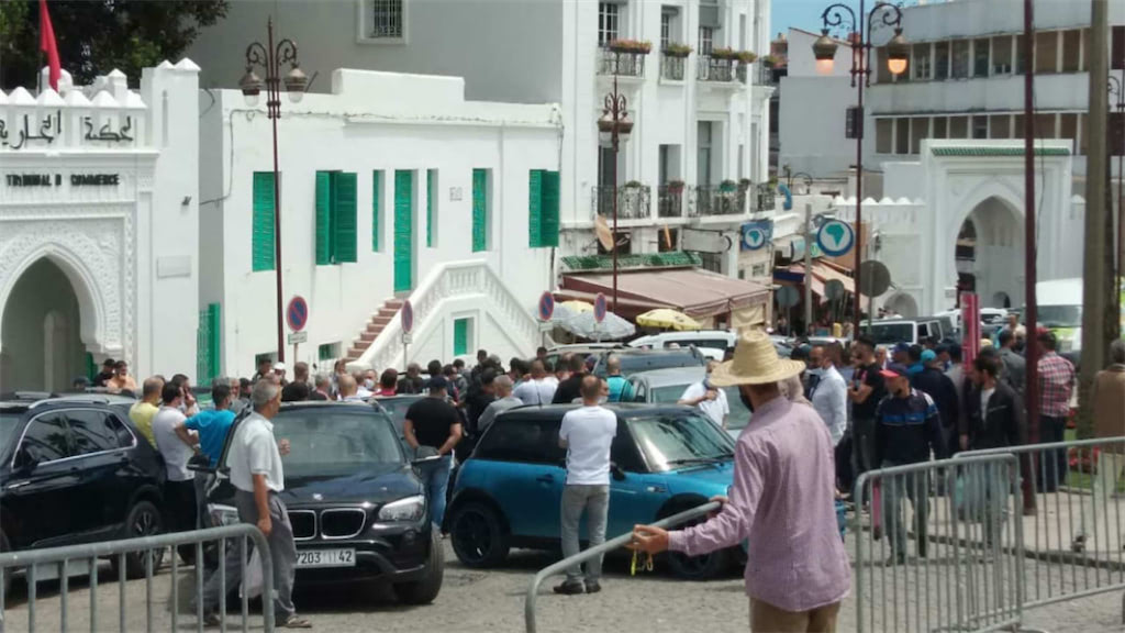 احتجاجات على علامات منع وقوف في مركز تجاري في طنجة