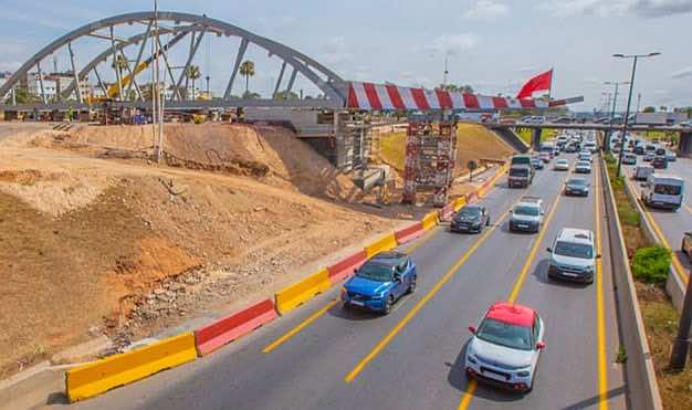 حركة المرور تتوقف الليلة بأحد أهم شوارع البيضاء  لتثبيت جسر حديدي لمرور الخط 4 لـ"الطرامواي" -فيديو