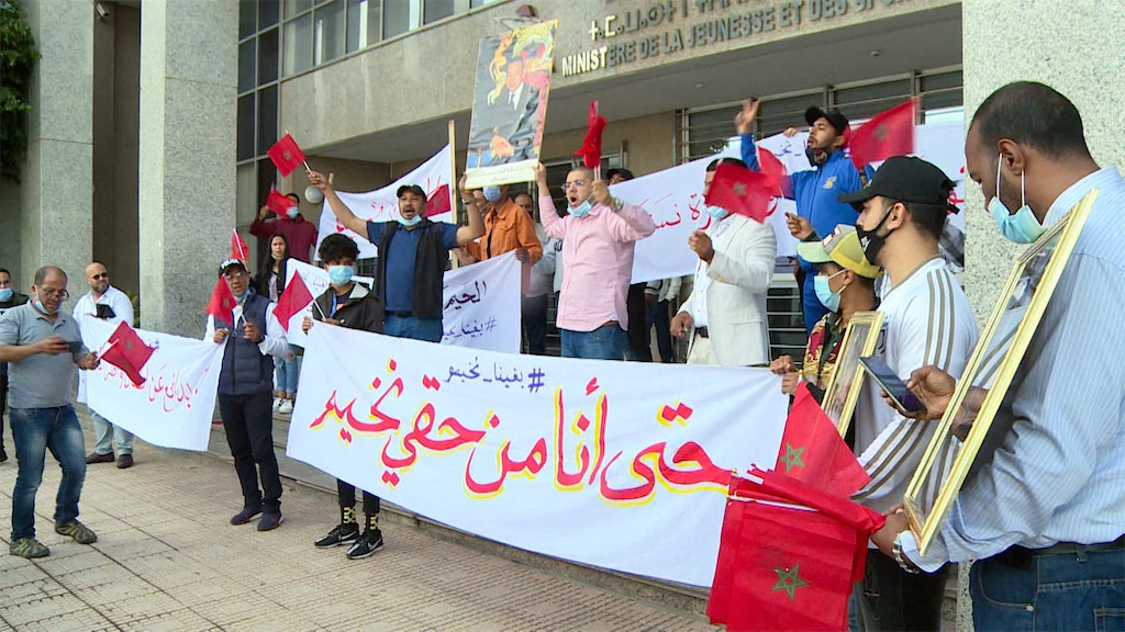 "بغينا نخدمو".. العاملون بالمخيمات في احتجاجات على وزارة الرياضة والشباب بعد توقف العمل لسنتين -فيديو