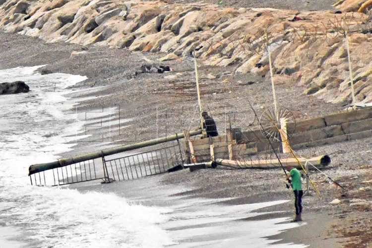 المغرب يزرع "الأسلاك الشائكة" وحواجز الموج لمنع تدفق المهاجرين على سبتة