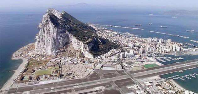 خاب أملهم في سبتة.. عشرات الشبان المغاربة يخاطرون بحياتهم للعبور نحو الجزيرة الخضراء وجبل طارق