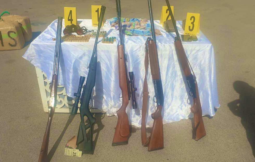 حجز 3 أطنان من الشيرا وأسلحة وسيارات مع توقيف 7 أشخاص في قضية اتجار دولي بالمخدرات بالناظور -صور