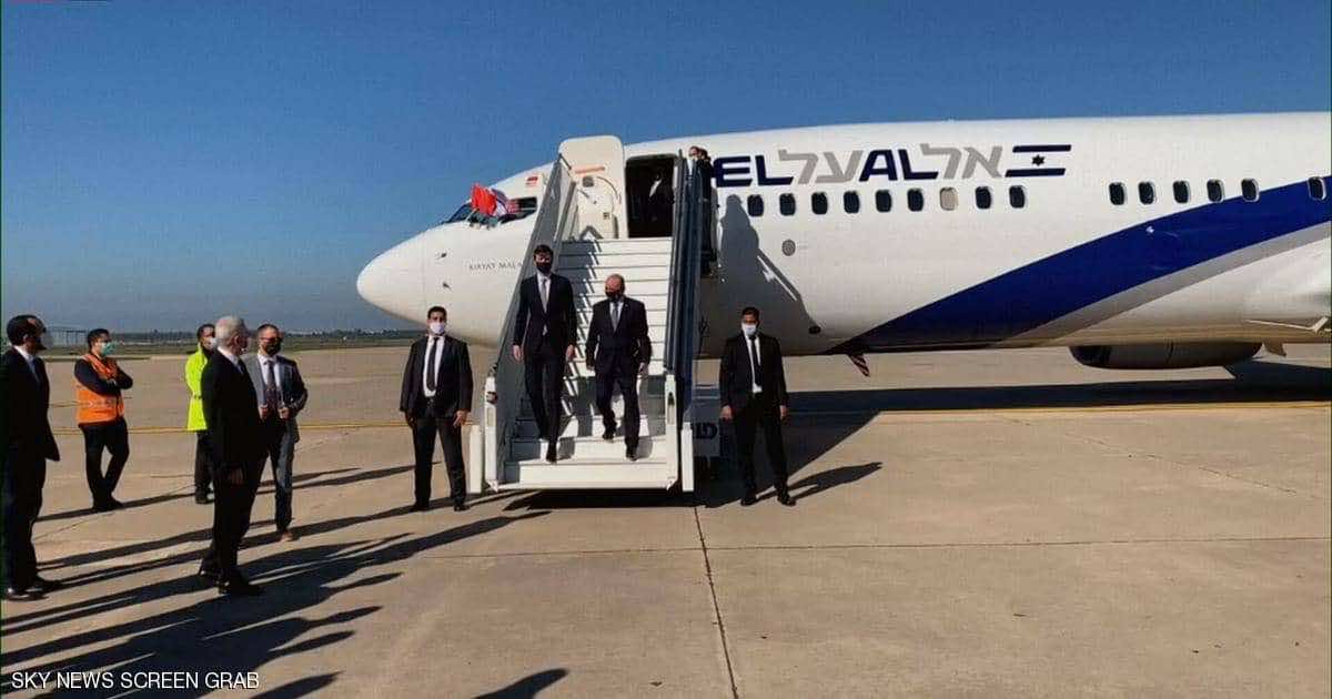أول طائرة تجارية مباشرة بين إسرائيل والمغرب تحط بمراكش.. أقلت 100 مسافر واستُقبلت بالتمر والحلوى والشاي