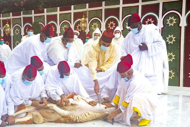 الملك يؤدي صلاة عيد الأضحى بفاس ويقوم بنحر أضحية العيد