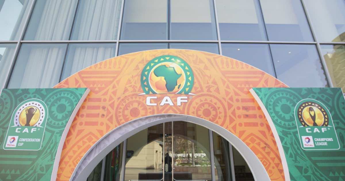 الكاف يطالب الحكومة البريطانية بمنح استثناء للاعبين الأفارقة للالتحاق بمنتخباتهم