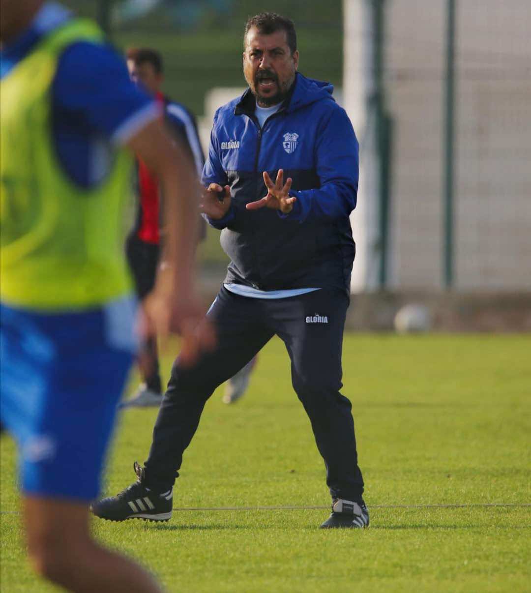 اتحاد طنجة يفك ارتباطه بمدربه إدريس المرابط بالتراضي