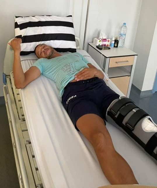 بعد إجرائه عملية جراحية... لاعب الحسنية الصديقي لـ"اليوم24": مرت بسلام وغيابي عن الملاعب سيمتد لـ7 أشهر