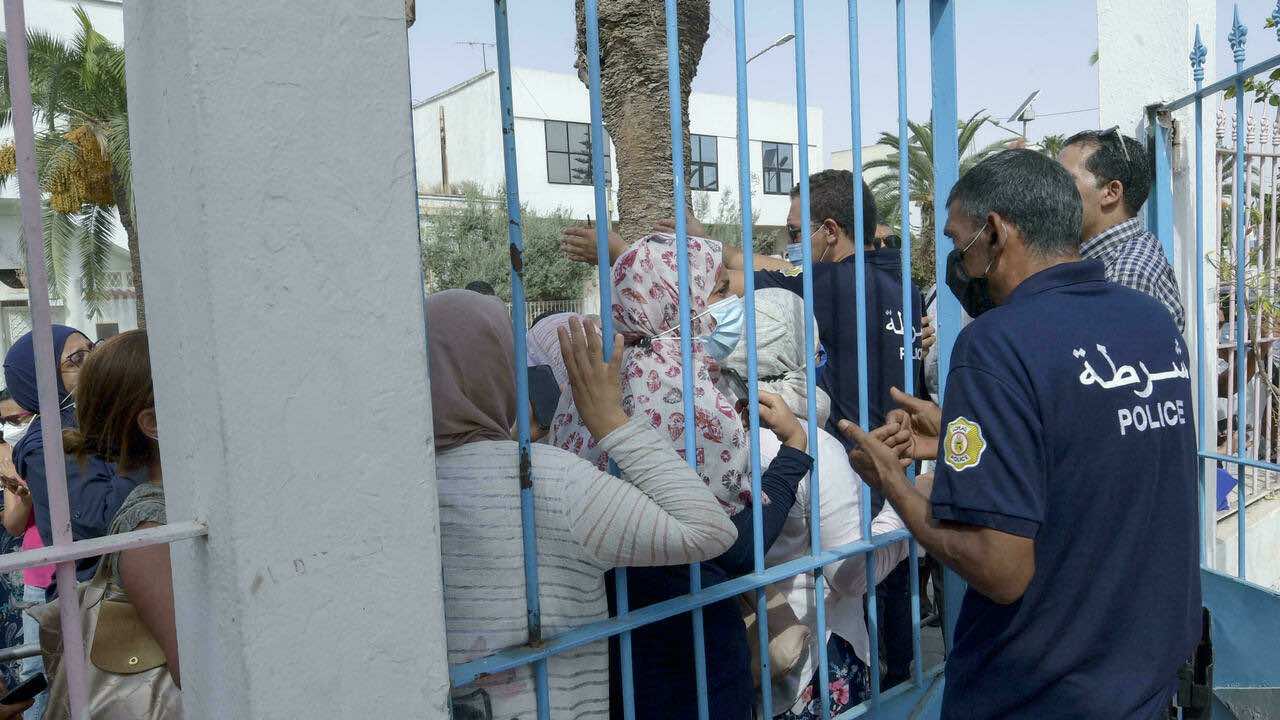 في ظل تردي الوضع الوبائي.. تونس تلقح الآلاف في أول يوم من حملة التطعيم ضد كورونا
