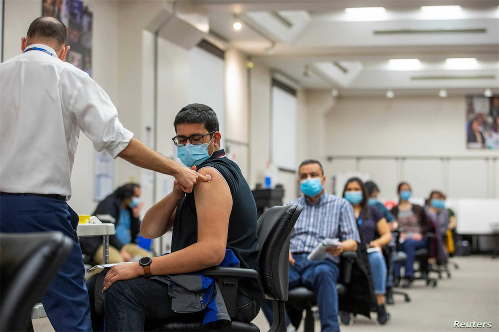 دراسة: فاعلية لقاحات كورونا تتضاءل بعد نحو ستة أشهر من تلقيها