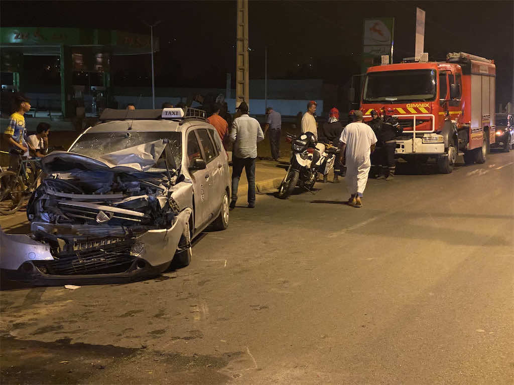 إصطدام عنيف لسيارة أجرة كبيرة وشاحنة نفايات و3 أشخاص في مستعجلات بني ملال - صور