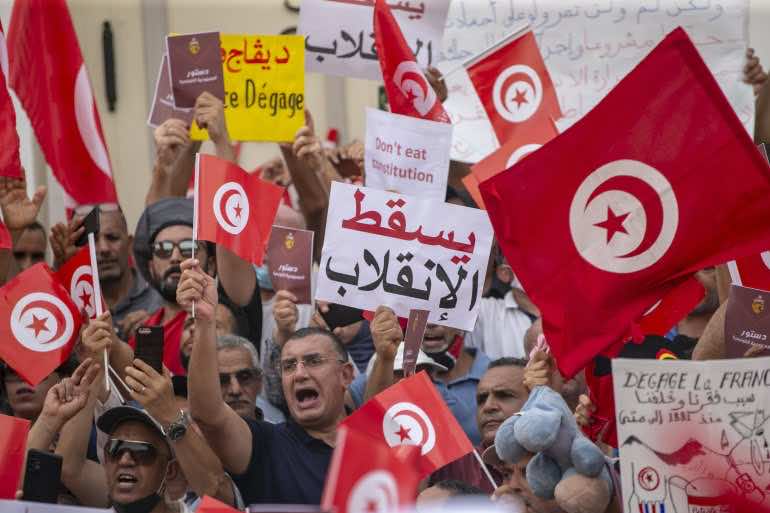 آلاف التونسيين يخرجون احتجاجا على قرارات الرئيس قيس سعيد مطالبين بعزله
