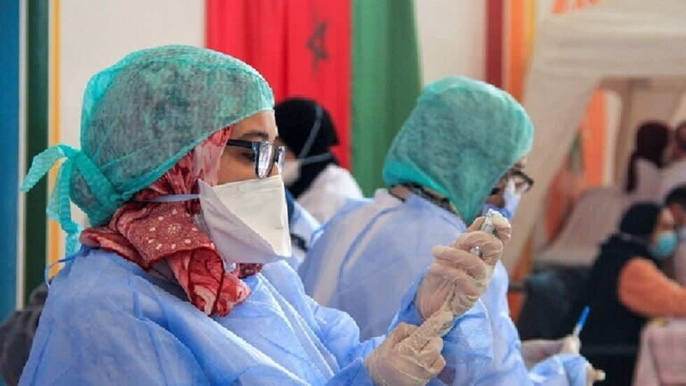حقوقيون: معاناة كبيرة في عملية تلقيح التلاميذ بمراكش... التلاميذ وآباؤهم يبيتون في العراء لانتظار دورهم