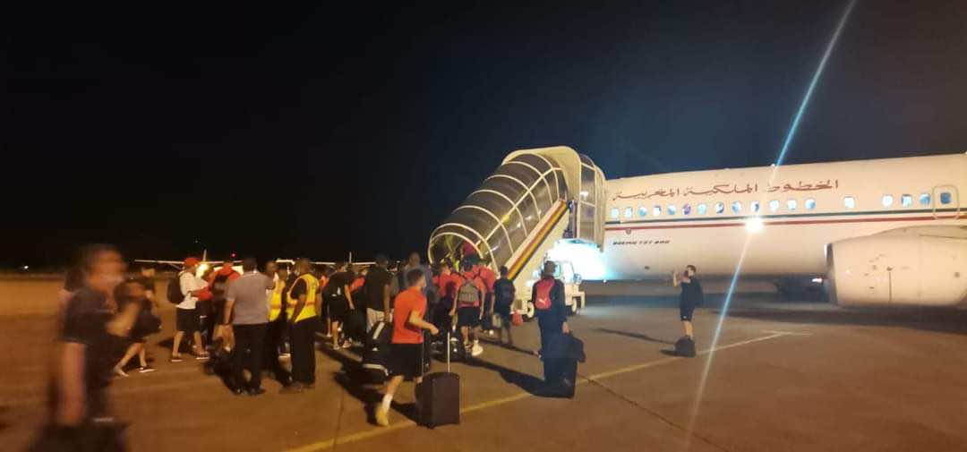 بمتابعة ملكية ..طائرة "أسود الأطلس" تقلع من مطار كوناكري في اتجاه المغرب