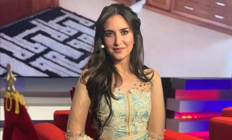 الممثلة "جيهان كيداري" ترتدي قبعة المنشطة على القناة الأولى