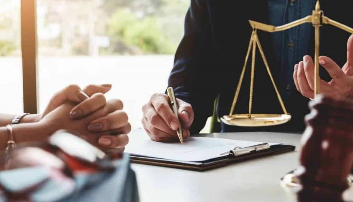 التشطيب على محامية شابة في هيأة المحامين بتطوان يثير الجدل