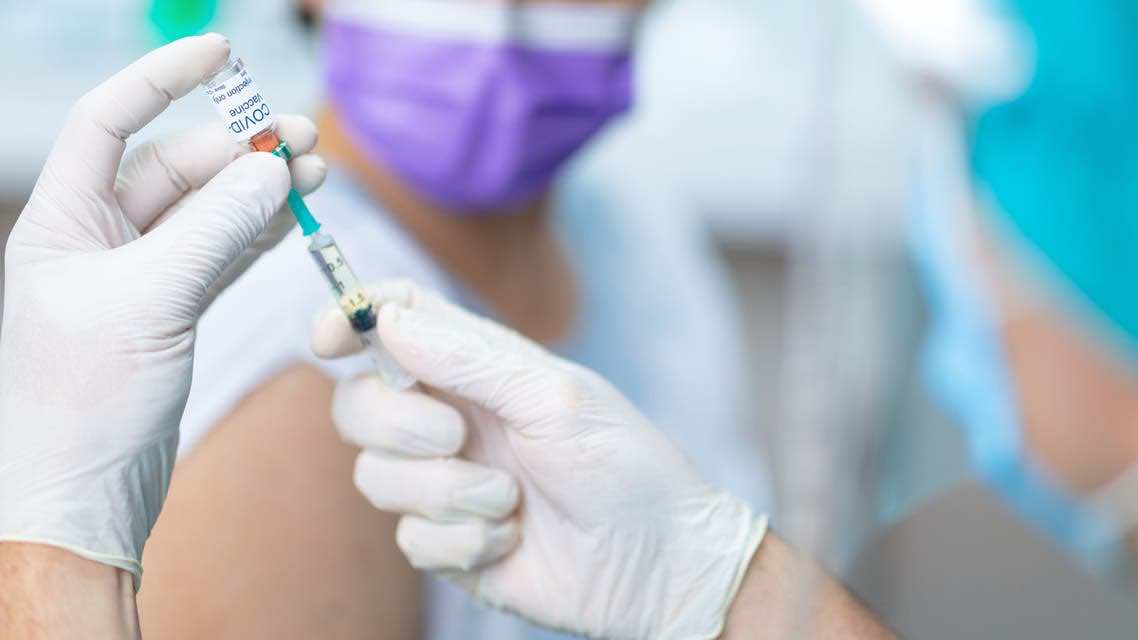 مقابل الإقبال العالمي... الجزائر تتردد في تلقيح الأطفال