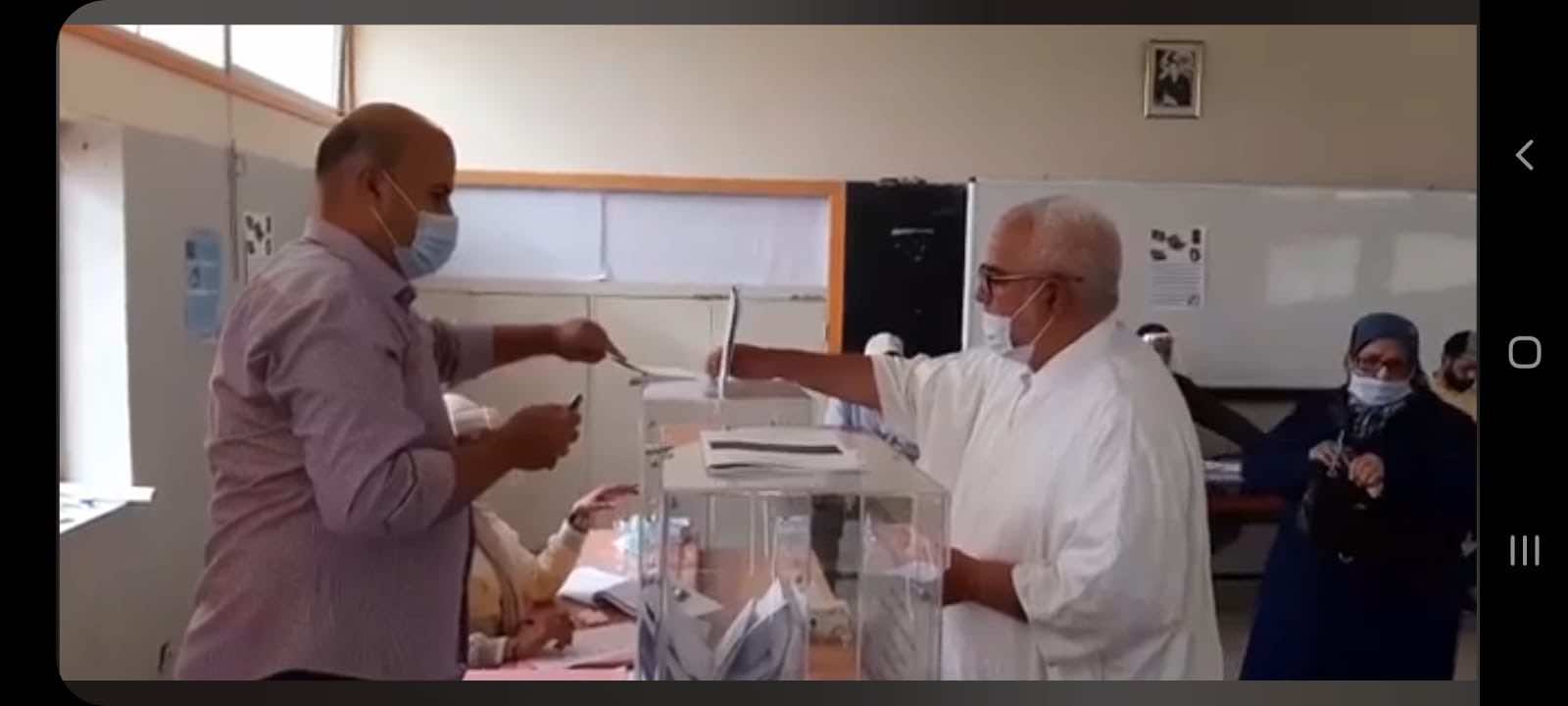 عبد الإله بن كيران ونزار بركة يدليان بصوتيهما في الانتخابات