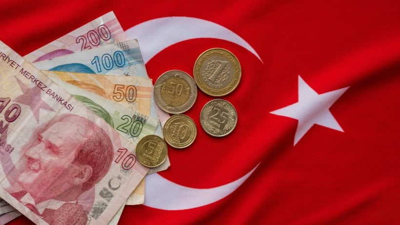 الليرة التركية تنزل إلى مستوى قياسي تاريخيا