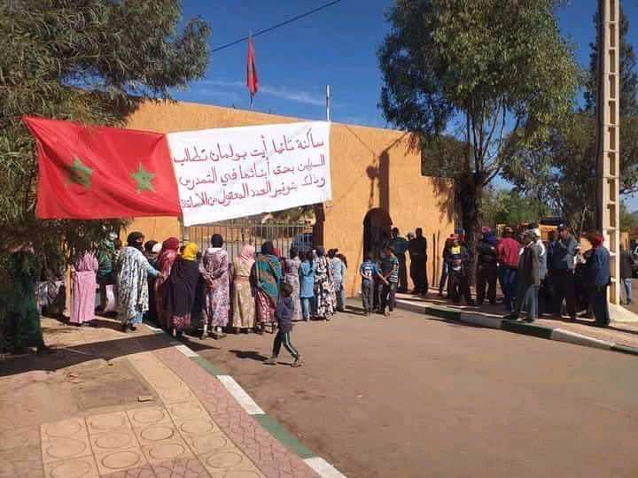 تطالب بحق أبنائها في التمدرس... ساكنة ضواحي أزيلال تعتصم أمام مقر قيادة "تاكلفت" للمطالبة بتوفير العدد الكافي من المدرسين