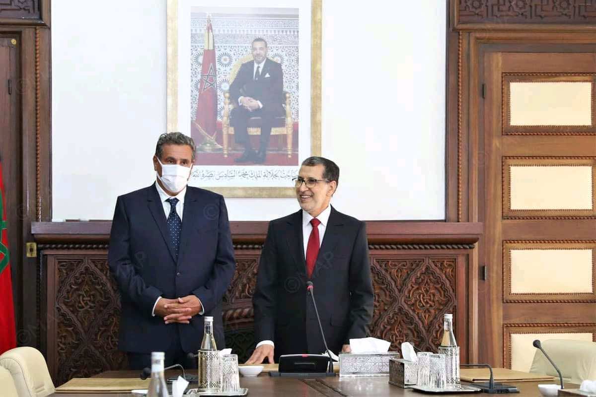 أخنوش يتسلم رئاسة الحكومة ويثني على العثماني.. والأخير يتمنى له التوفيق -صور
