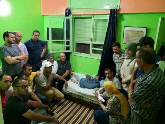تاونات... فعاليات جمعوية تزور الطالبة لمياء التي نخر جسدها مرض غريب