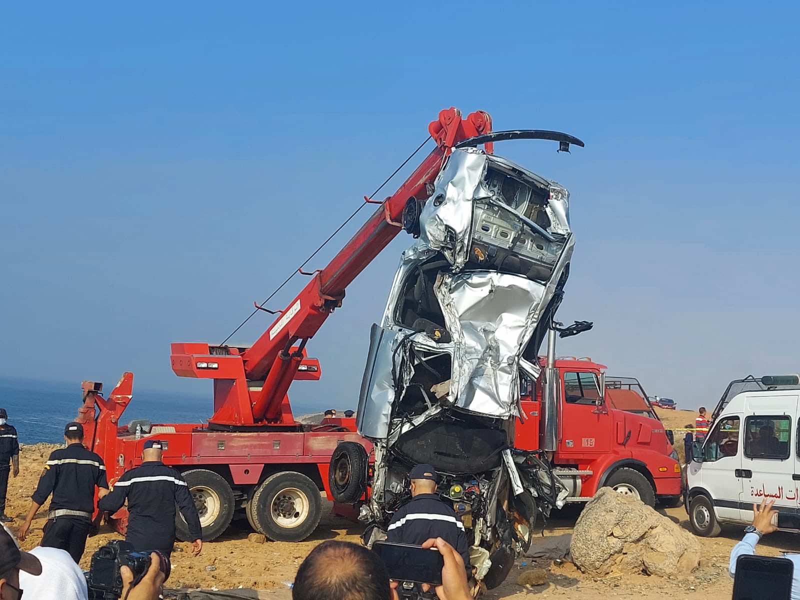 عاجل... انتشال السيارة الغارقة في بحر الرباط