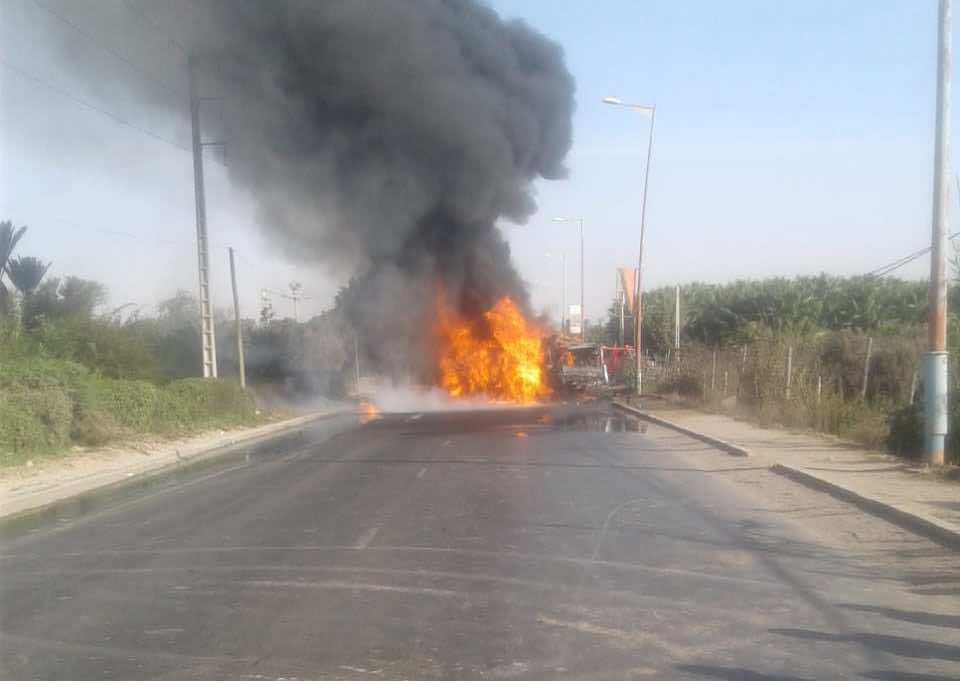 حادث سير يتسبب في حريق مهول يقطع طريقا في أكادير