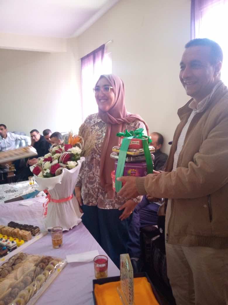 اعتراف بطعم "الورد".. أساتذة يفاجئون مديرهم في مكناس