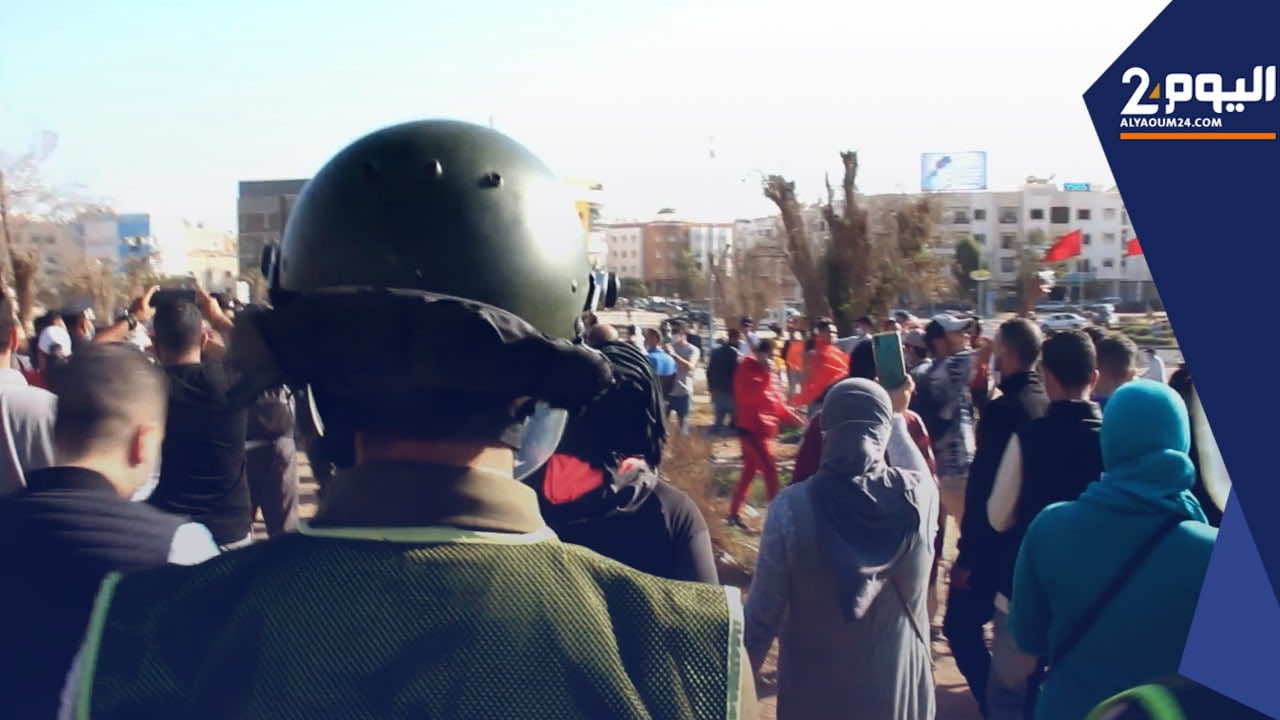 السلطات في مواجهة مفتوحة مع المحتجين على جواز التلقيح بشوارع أكادير -فيديو-